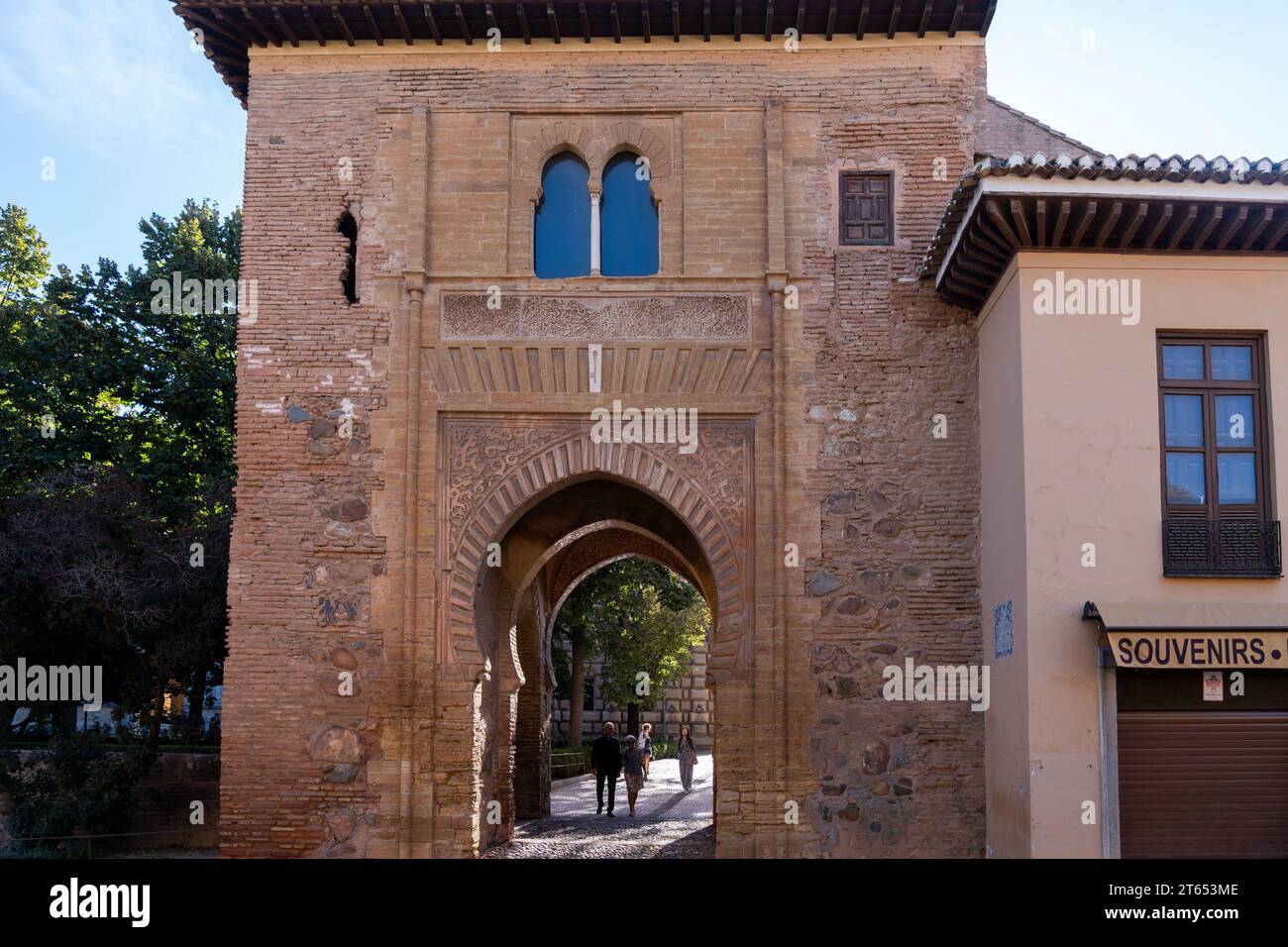 Weintür in der Alhambra Festung in Granada. Spanien. Ein Komplex, der Mitte des 13. Jahrhunderts von den muslimischen Herrschern erbaut wurde. Stockfoto