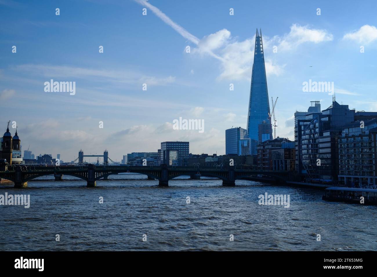 Skyline von London: Der legendäre Shard dominiert das Stadtbild und symbolisiert Modernität gegenüber der klassischen Silhouette Londons. Stockfoto