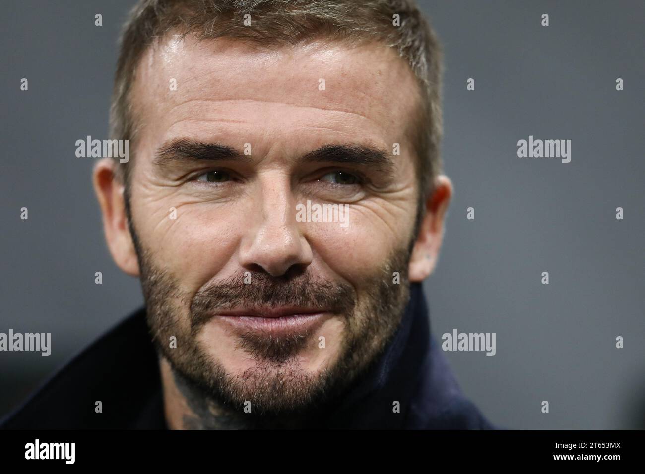 Mailand, Italien. November 2023. DAVID BECKHAM nimmt am Dienstag, den 7. November 2023, im Stadio San Siro, Italien, am Gruppenspiel der UEFA Champions League zwischen dem AC Milan und Paris Saint Germain Teil. Credit: Mickael Chavet/Alamy Live News Stockfoto