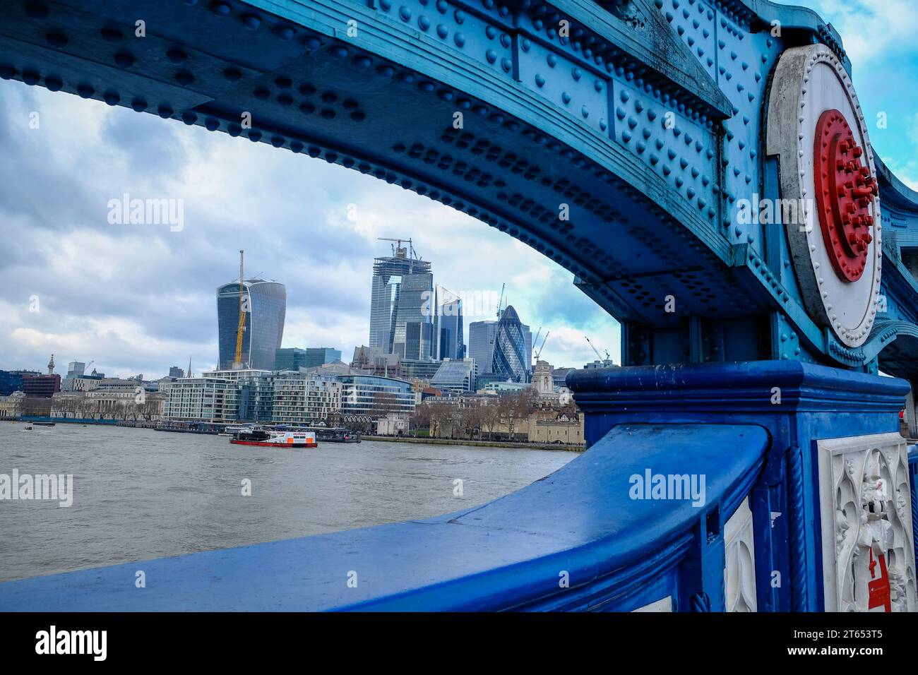 Sich entwickelnde Stadtlandschaft: Die dynamische Skyline der Stadt im Bau, von der berühmten London Bridge aus gesehen. Stockfoto