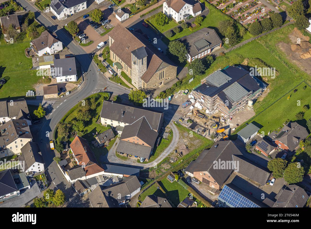 Luftaufnahme, Dreikönigskirche, Baustelle mit Neubau neben der Kirche, Garbeck, Balve, Sauerland, Nordrhein-Westfalen, De Stockfoto