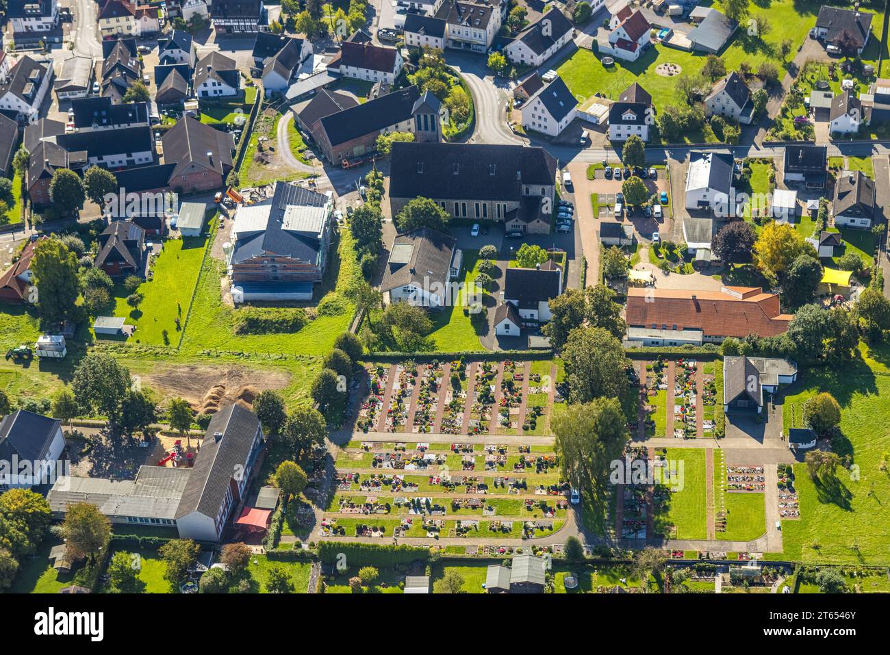 Aus der Vogelperspektive, Kirche der drei Könige, Baustelle mit Neubau neben der Kirche, Friedhof, Garbeck, Balve, Sauerland, Nordrhein-Westp Stockfoto
