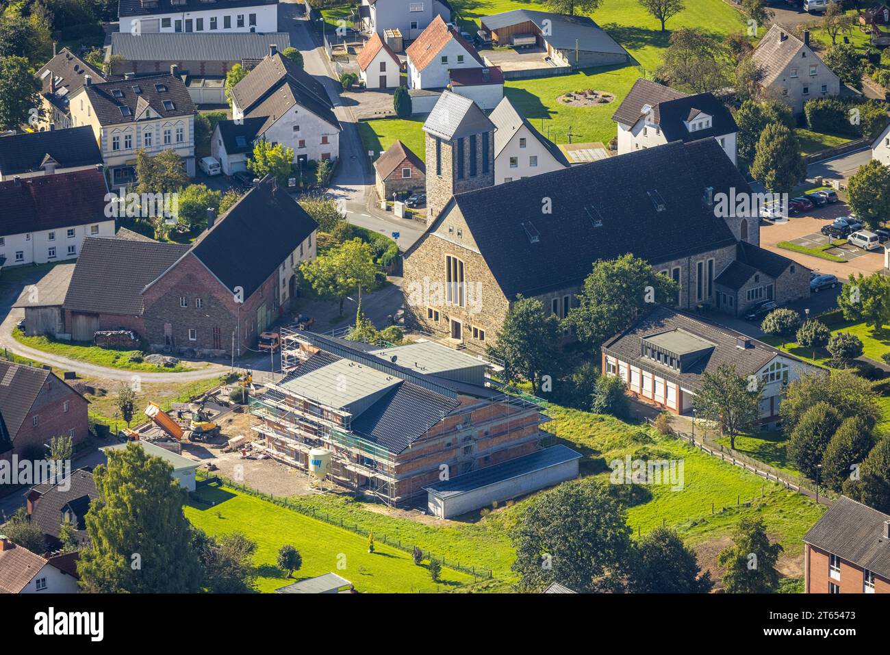 Luftaufnahme, Dreikönigskirche, Baustelle mit Neubau neben der Kirche, Garbeck, Balve, Sauerland, Nordrhein-Westfalen, De Stockfoto