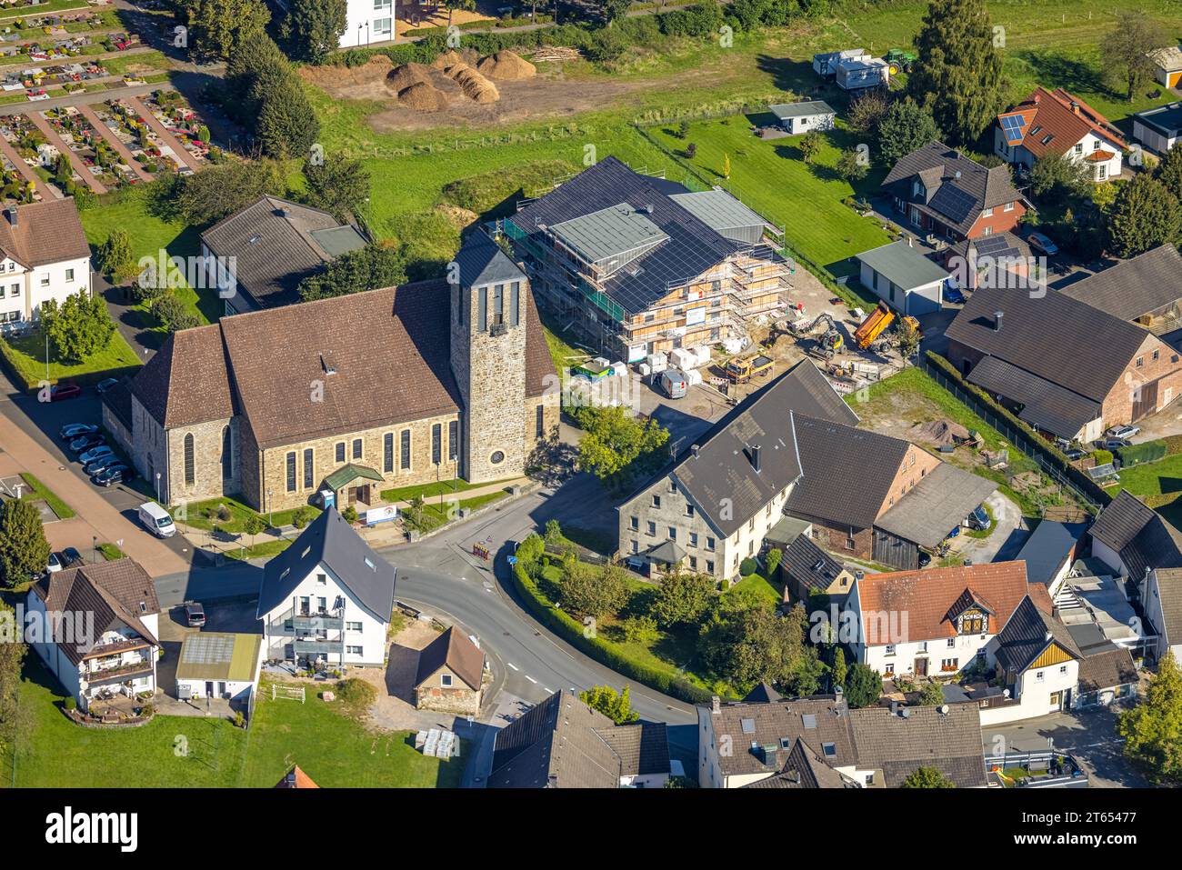 Luftaufnahme, Dreikönigskirche, Baustelle mit Neubau neben der Kirche, Garbeck, Balve, Sauerland, Nordrhein-Westfalen, De Stockfoto