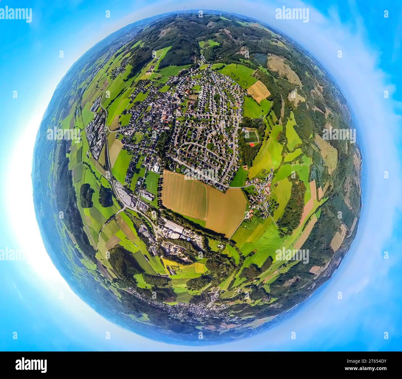 Luftaufnahme, Ansicht des Garbeck-Viertels, Wiesen und Felder, Globus, Fischaugenbild, 360-Grad-Bild, Tiny World, Garbeck, Balve, Sauerland, Nordrhein- Stockfoto