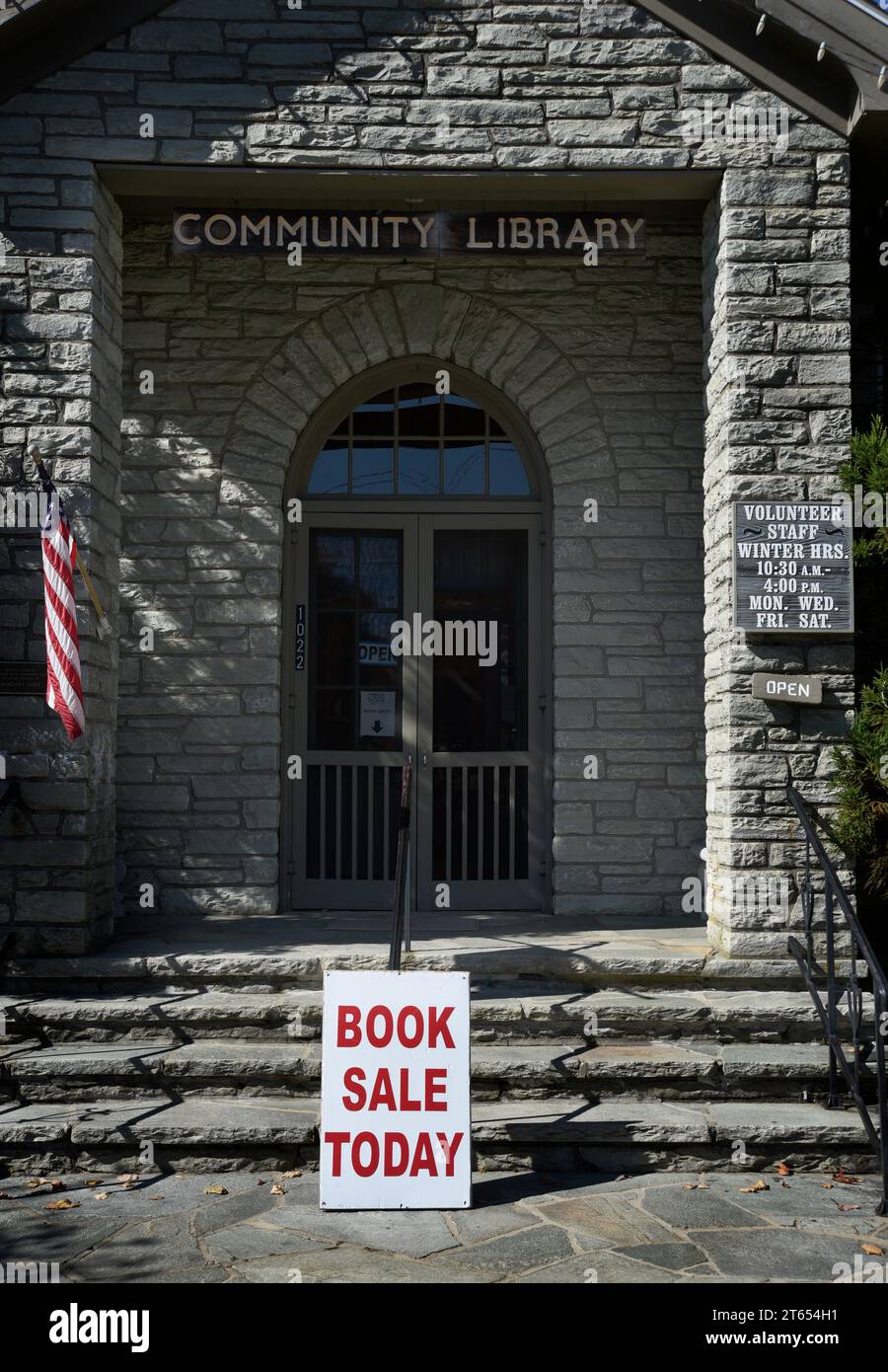 Ein Schild vor einer öffentlichen Bibliothek wirbt für einen Buchverkauf in Blowing Rock, North Carolina. Stockfoto