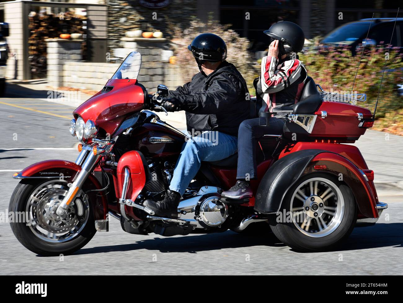 Ein Paar fährt mit dem Harley-Davidson Trike Tri Glide Motorrad auf einer Hauptstraße im Zentrum von Blowing Rock, North Carolina. Stockfoto