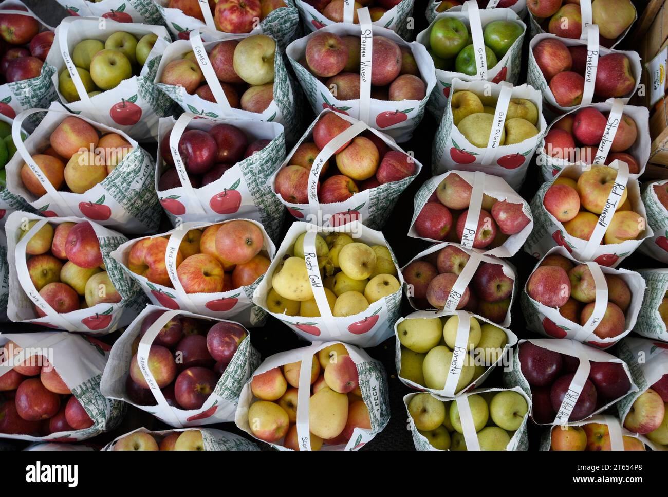 Körbe mit Äpfeln zum Verkauf auf einem Markt in Blowing Rock, North Carolina. Stockfoto