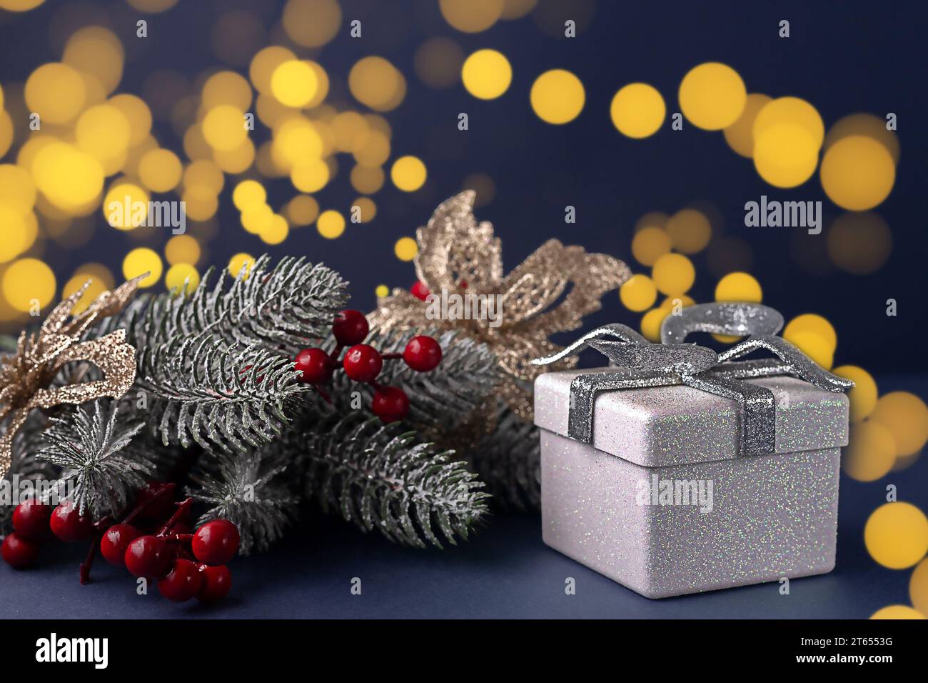 Weihnachtshintergrund. Weihnachtsgeschenke, Weihnachten, Weihnachtsbaum und Schnee. Stockfoto