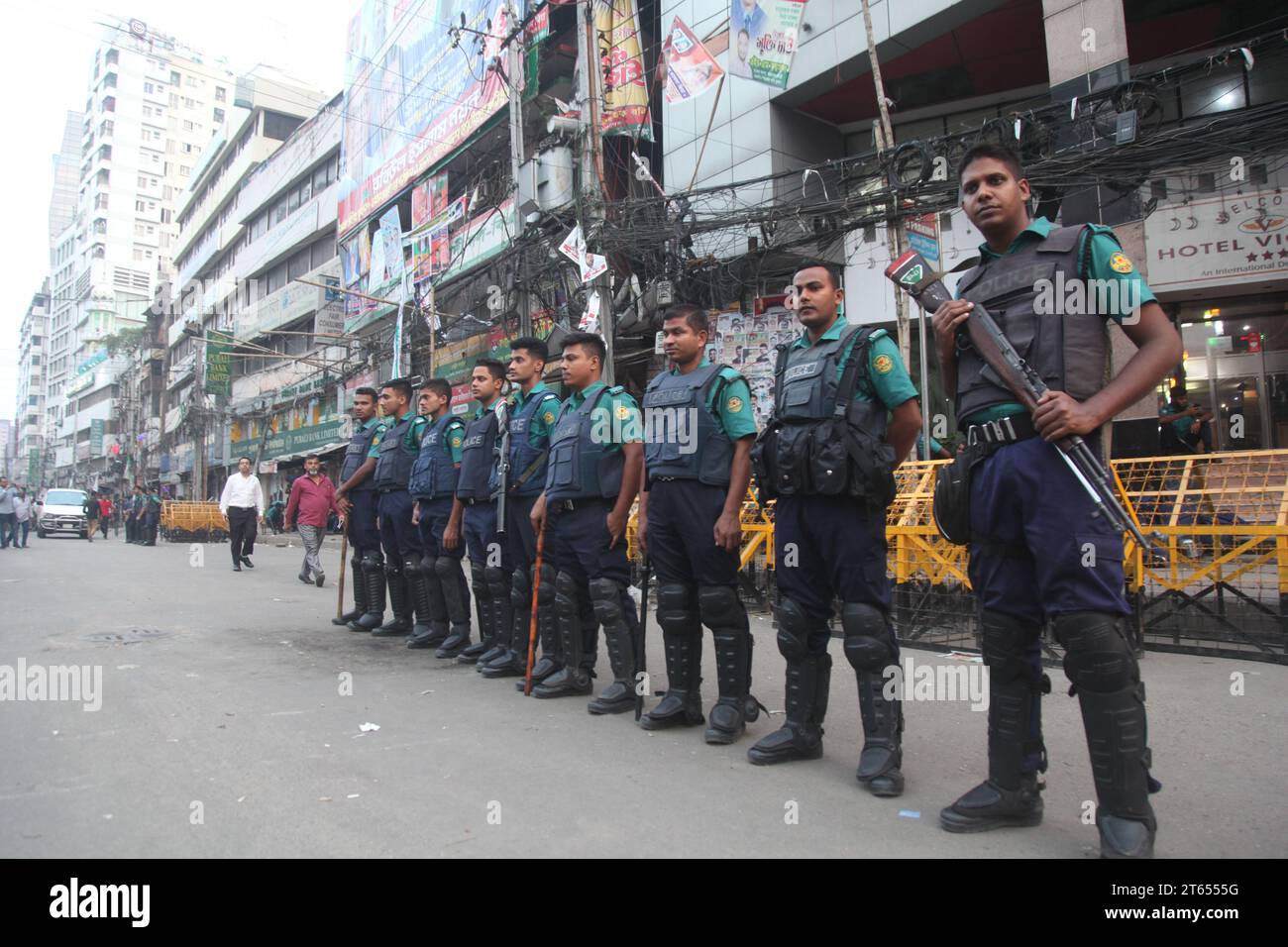 Dhaka Bangladesch november 5,2023.zusätzliche Polizisten wurden vor dem Zentralbüro des BNP Nayapaltan entsandt, um die Situation der Rechts- und Ordnungsordnung aufrechtzuerhalten Stockfoto