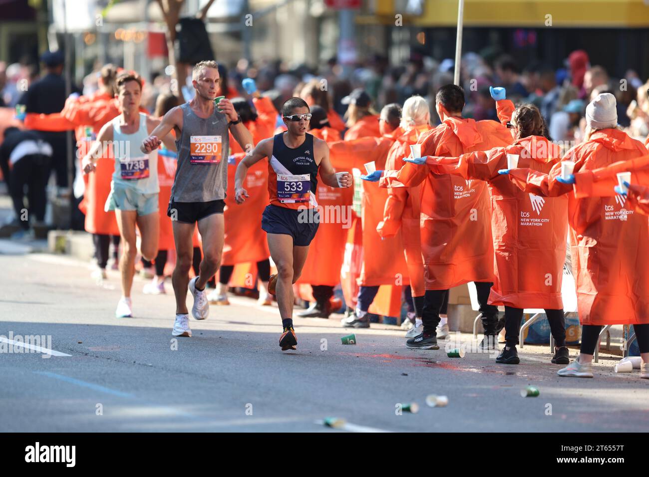 Läuferin Brandon Shirazi aus New York City bekommt eine notwendige Erleichterung, nachdem sie sich während des New York City Marathon 2023 am Sonntag, den 5. November 2023, mit Wasser übergossen hat. (Foto: Gordon Donovan) Stockfoto