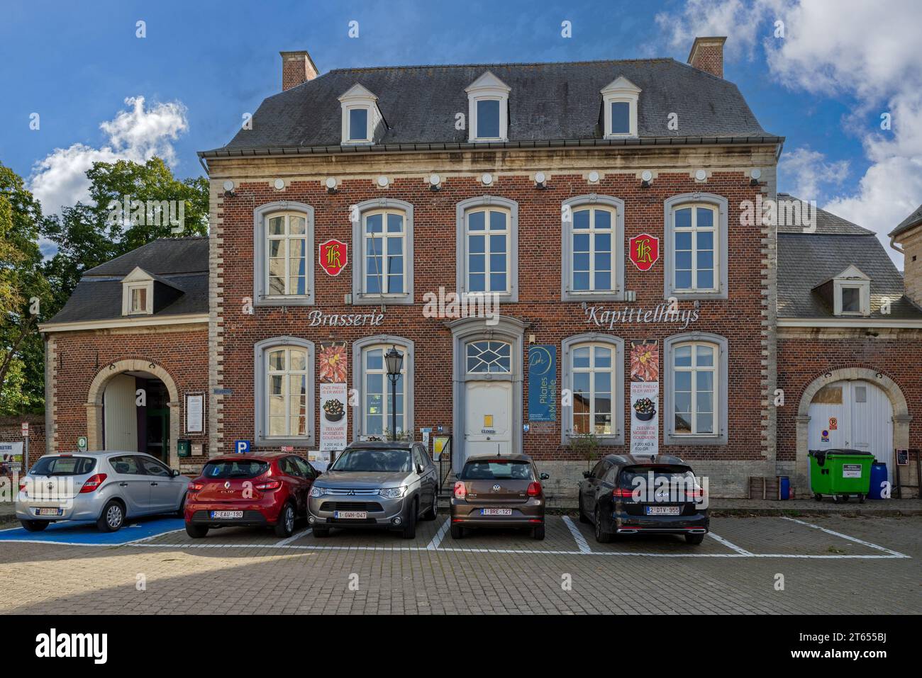Brasserie Kapittelhuis, ehemaliges Kapitelhaus aus dem 18. Jahrhundert im Dorf Hoegaarden, Provinz Flämisch Brabant, Flandern, Belgien Stockfoto