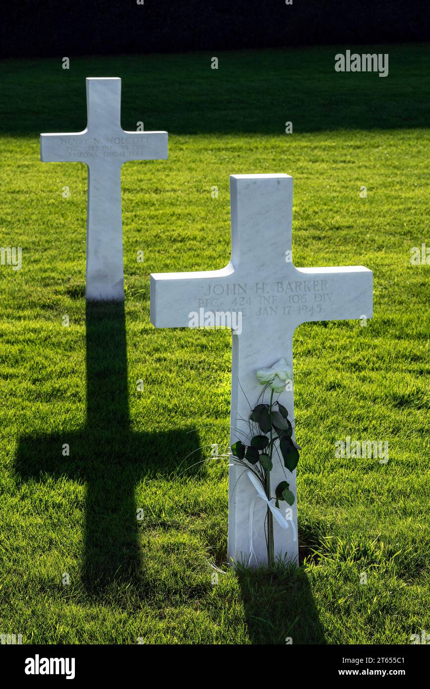Weißes Kreuz auf dem Soldatengrab des Zweiten Weltkriegs auf dem Henri-Chapelle American Cemetery and Memorial, Militärfriedhof des Zweiten Weltkriegs, Lüttich, Ardennes, Belgien Stockfoto