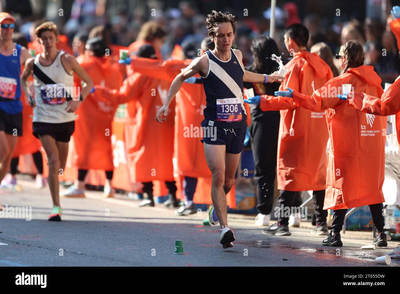 Der Läufer Martin Gagnon aus Montreal bekommt beim New York City Marathon 2023 in New York, New York, Sonntag, den 5. November 2023, eine notwendige Erleichterung mit Wasser. (Foto: Gordon Donovan) Stockfoto