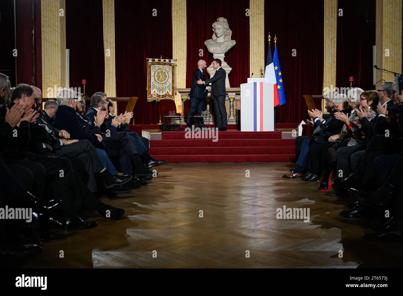 Paris, Frankreich. November 2023. Der französische Präsident Emmanuel Macron schüttelt beim Treffen mit den Führern der französischen Freimaurerorganisationen während des 250. Jahrestages des Grand Orient von Frankreich am 8. November 2023 in Paris die Hand mit dem Großmeister der Freimaurerorganisation, dem Grand Orient de France (GODF) Guillaume Trichard. Foto: Eric Tschaen/Pool/ABACAPRESS.COM Credit: Abaca Press/Alamy Live News Stockfoto