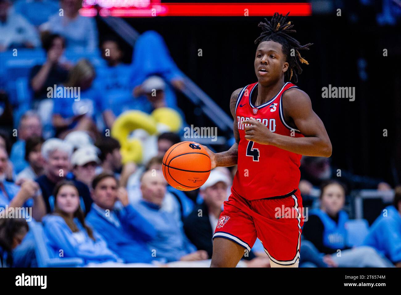 Chapel Hill, NC, USA. November 2023. Radford Highlanders Guard Truth Harris (4) bringt den Ball gegen die Tar Heels in North Carolina während der zweiten Hälfte des NCAA Basketball Matchups im Dean Smith Center in Chapel Hill, NC. (Scott Kinser/CSM). Quelle: csm/Alamy Live News Stockfoto