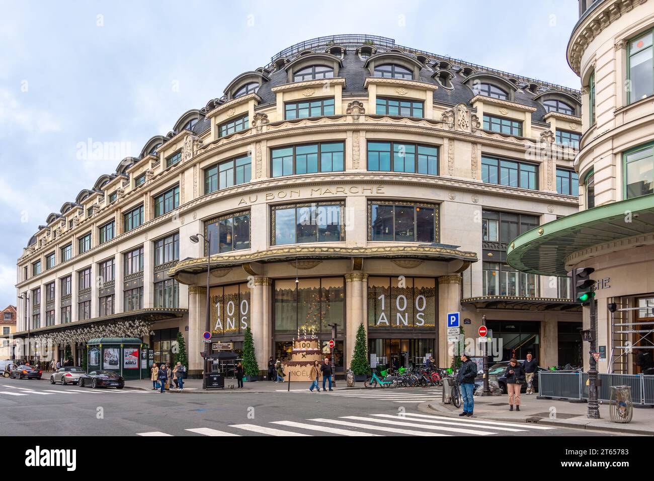 Außenansicht des Le Bon Marché. Le Bon Marché, früher Au Bon Marché genannt, ist ein französisches Kaufhaus im 7. Arrondissement von Paris Stockfoto