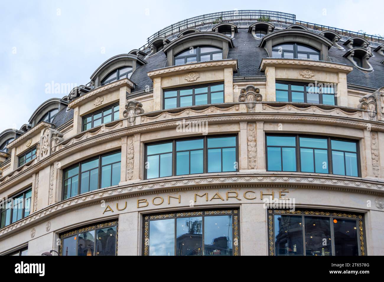Fassade von Le Bon Marché. Le Bon Marché, früher Au Bon Marché genannt, ist ein französisches Kaufhaus im 7. Arrondissement von Paris Stockfoto
