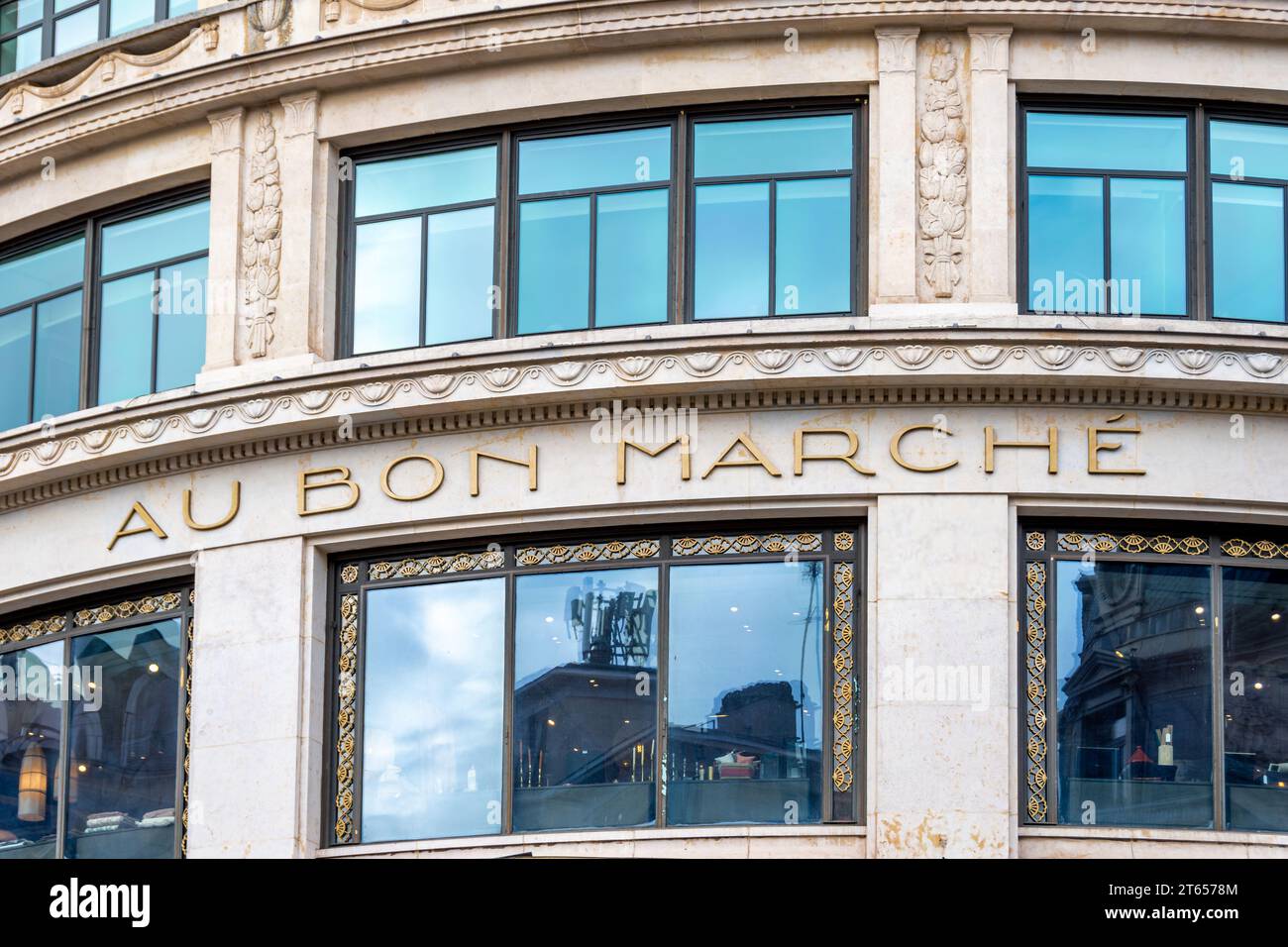 Geschnitztes Schild von Le Bon Marché. Le Bon Marché, früher Au Bon Marché genannt, ist ein französisches Kaufhaus im 7. Arrondissement von Paris Stockfoto