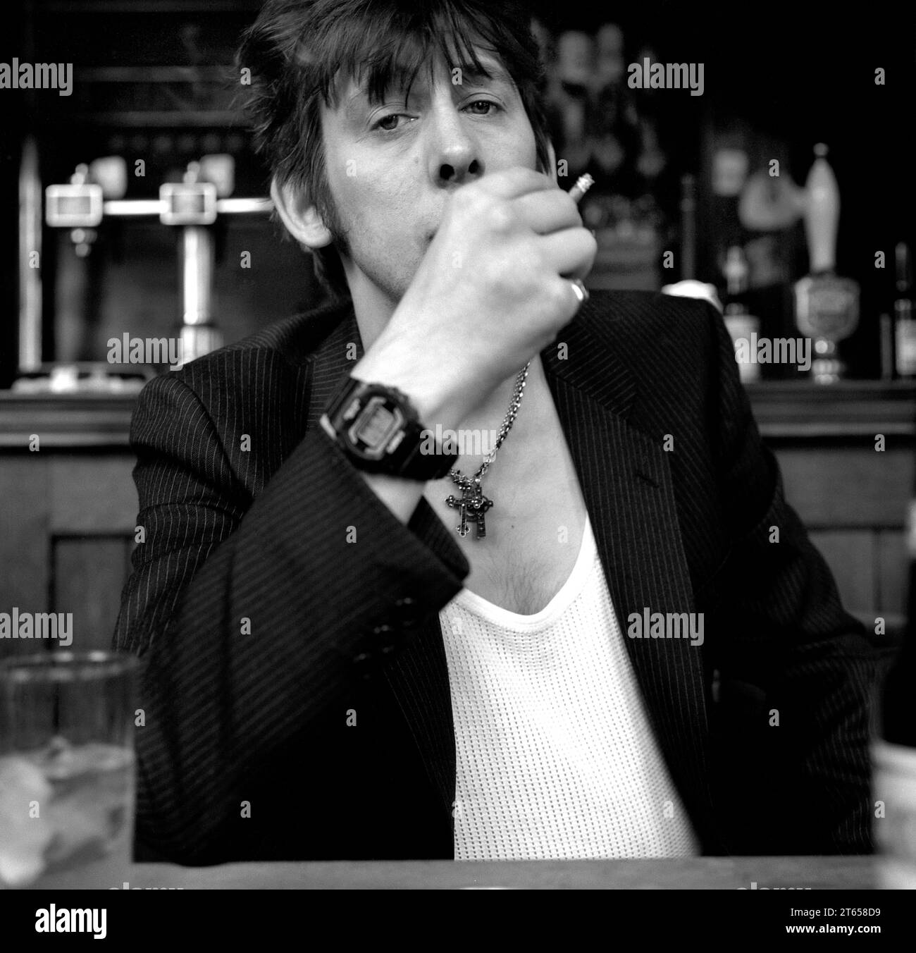 Shane MacGowan, der legendäre irische Rockstar, Sänger/Songwriter und Frontmann der Pogues & The Papes, stellte sich das Trinken und Rauchen in seinem Londoner Lieblingspub Filthy MacNasty’s Islington 1994 vor Stockfoto