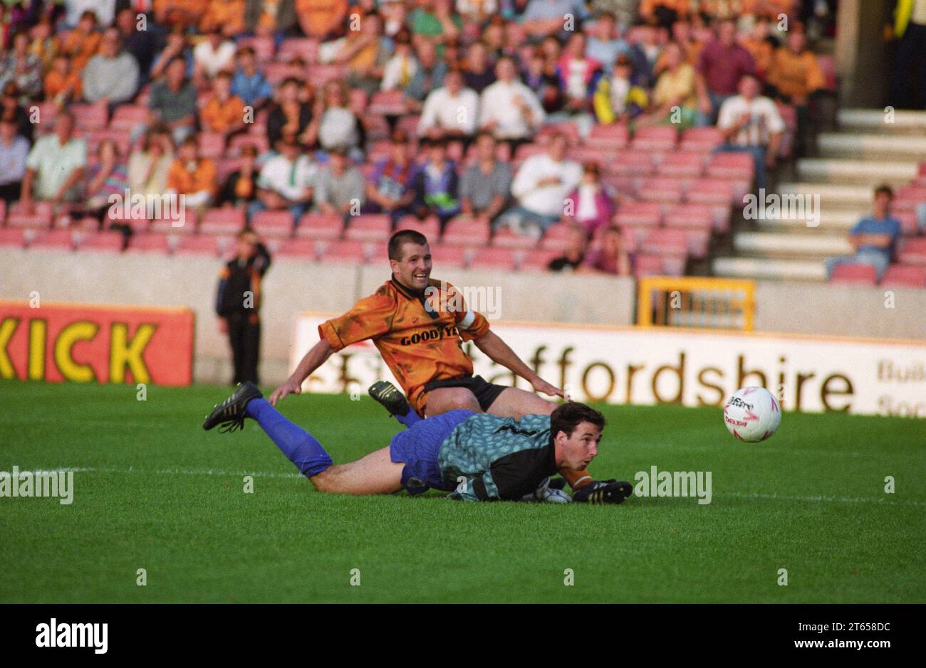 WÖLVES V LEICESTER CITY BEI MOLINEUX 18/8/92 Steve Bull schlägt Carl Muggleton und erzielt sein 200. Tor Stockfoto