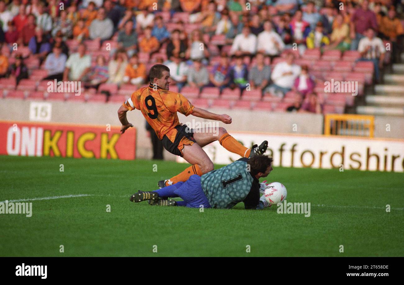 WÖLVES V LEICESTER CITY BEI MOLINEUX 18/8/92 Steve Bull schlägt Carl Muggleton und erzielt sein 200. Tor Stockfoto