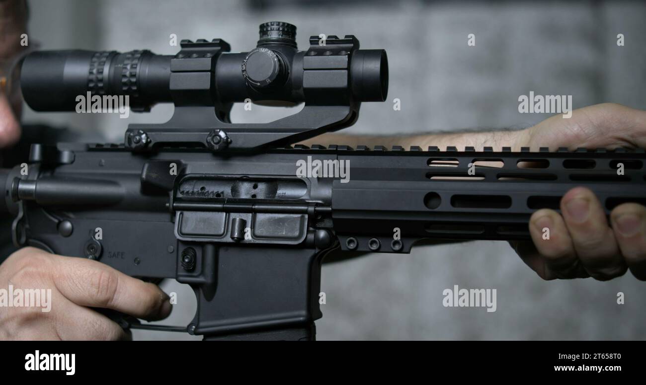 Detailaufnahme von Fingerzieher-Trigger auf Sturmgewehr, Multipel-Schüsse in Super Slow-Motion 800 fps Stockfoto