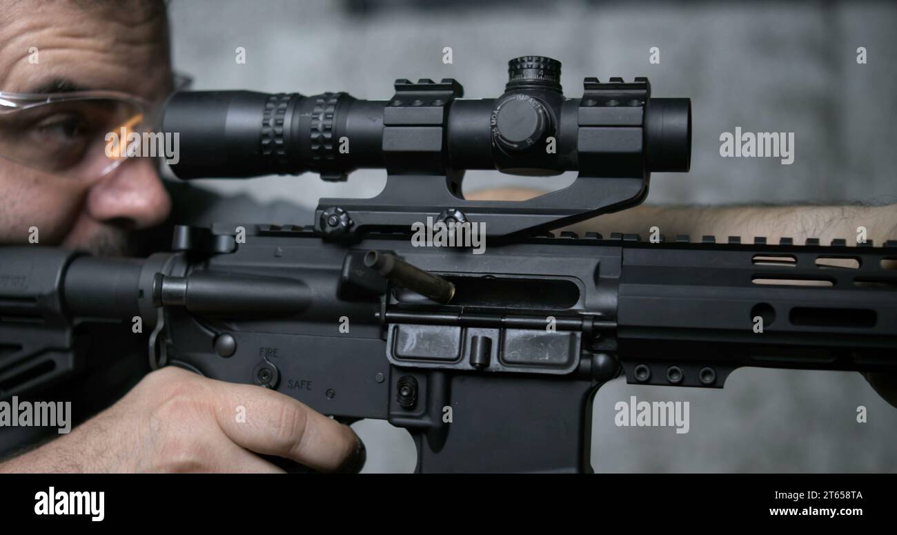 Detailaufnahme von Fingerzieher-Trigger auf Sturmgewehr, Multipel-Schüsse in Super Slow-Motion 800 fps Stockfoto