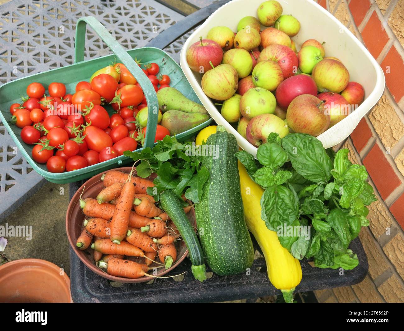 Die Ernte wurde von einem kleinen Gemüsegrundstück und Obstbäumen in einem englischen Garten geerntet und macht eine bunte Präsentation für 5 gesunde Ernährung am Tag Stockfoto