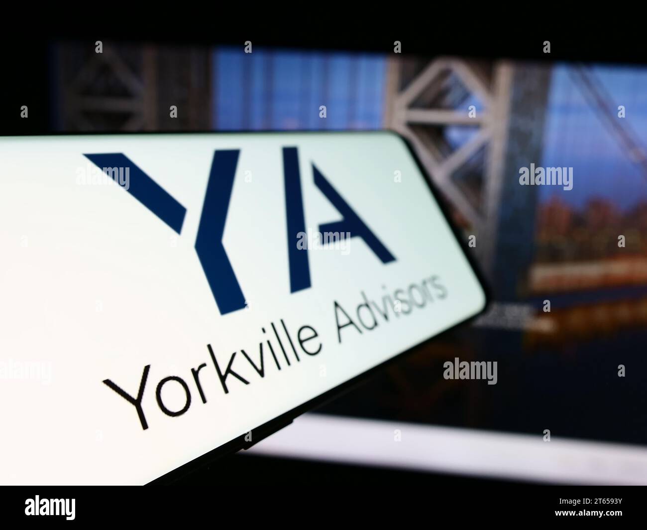 Smartphone mit Logo der amerikanischen Investmentgesellschaft Yorkville Advisors Global LP vor der Business-Website. Fokus auf der linken Seite des Telefondisplays. Stockfoto