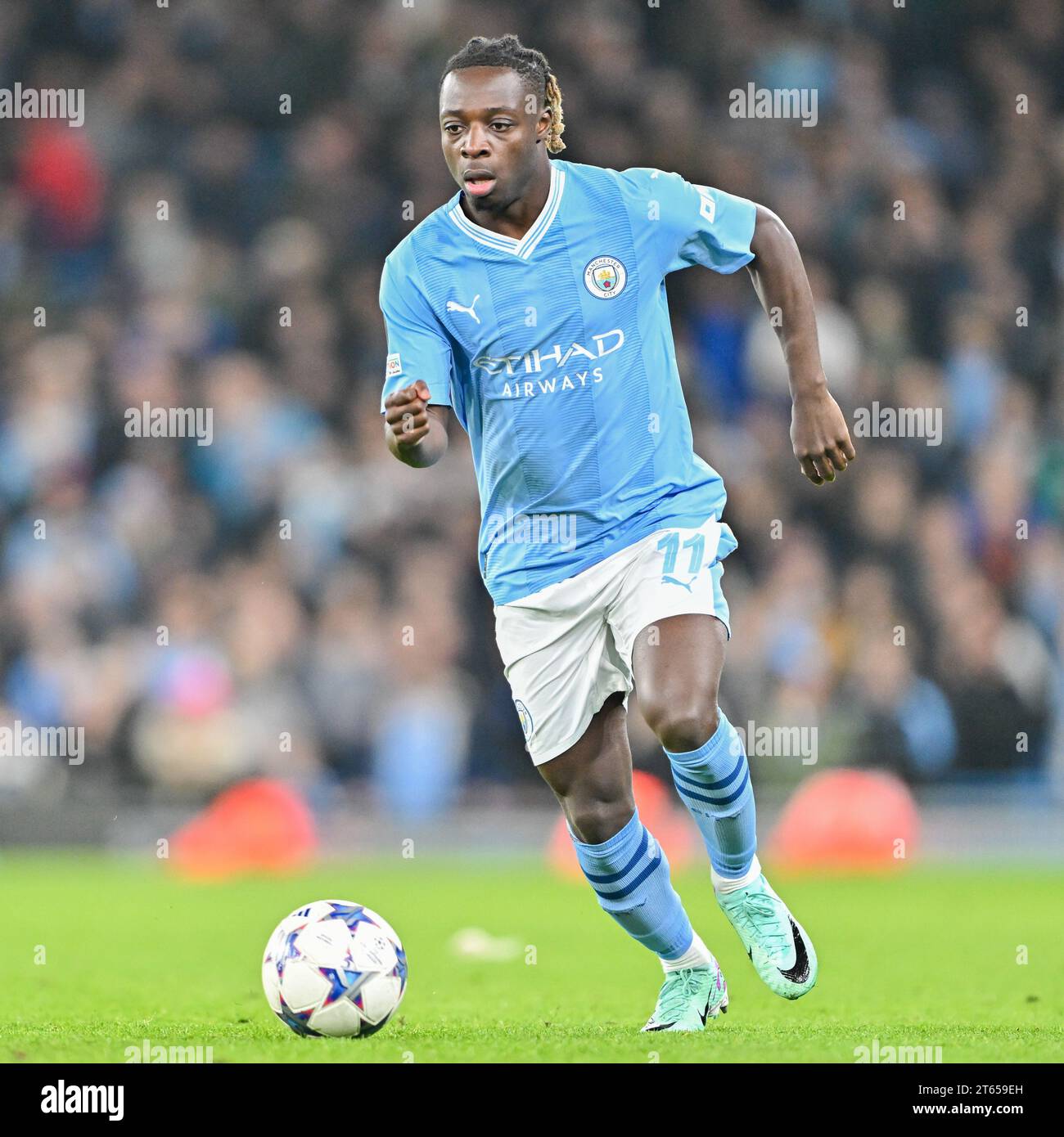 Manchester, Großbritannien. November 2023. Jérémy Doku #11 von Manchester City am Ball, während des Spiels der UEFA Champions League am vierten Tag der Gruppe G im City of Manchester Stadium/Etihad Stadium, Manchester, England. (Kreditbild: ©Cody Froggatt/Alamy Live News) Stockfoto