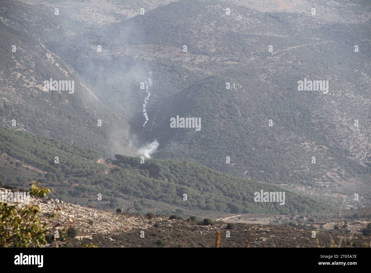 (231108) -- KAFR SHUBA (LIBANON), 8. November 2023 (Xinhua) -- Foto vom 8. November 2023 zeigt israelische Artillerieschüsse in der Nähe der Stadt Kafr Shuba, Südlibanon. Die Konfrontationen an der Grenze zwischen Libanon und Israel setzten sich am Dienstag fort, wobei zwei Hisbollah-Kämpfer getötet wurden und die Zahl der Todesopfer der schiitischen Militärgruppe auf 68 erhöht wurde. An der Grenze zwischen Libanon und Israel nahmen die Spannungen einen Monat lang zu, nachdem die libanesische bewaffnete Gruppe Hisbollah am 8. Oktober Dutzende von Raketen auf die Schebaa-Farmen abfeuerte, um die Angriffe der Hamas auf Israel am Vortag zu unterstützen, was die israelischen Streitkräfte zur Reaktion veranlasste Stockfoto