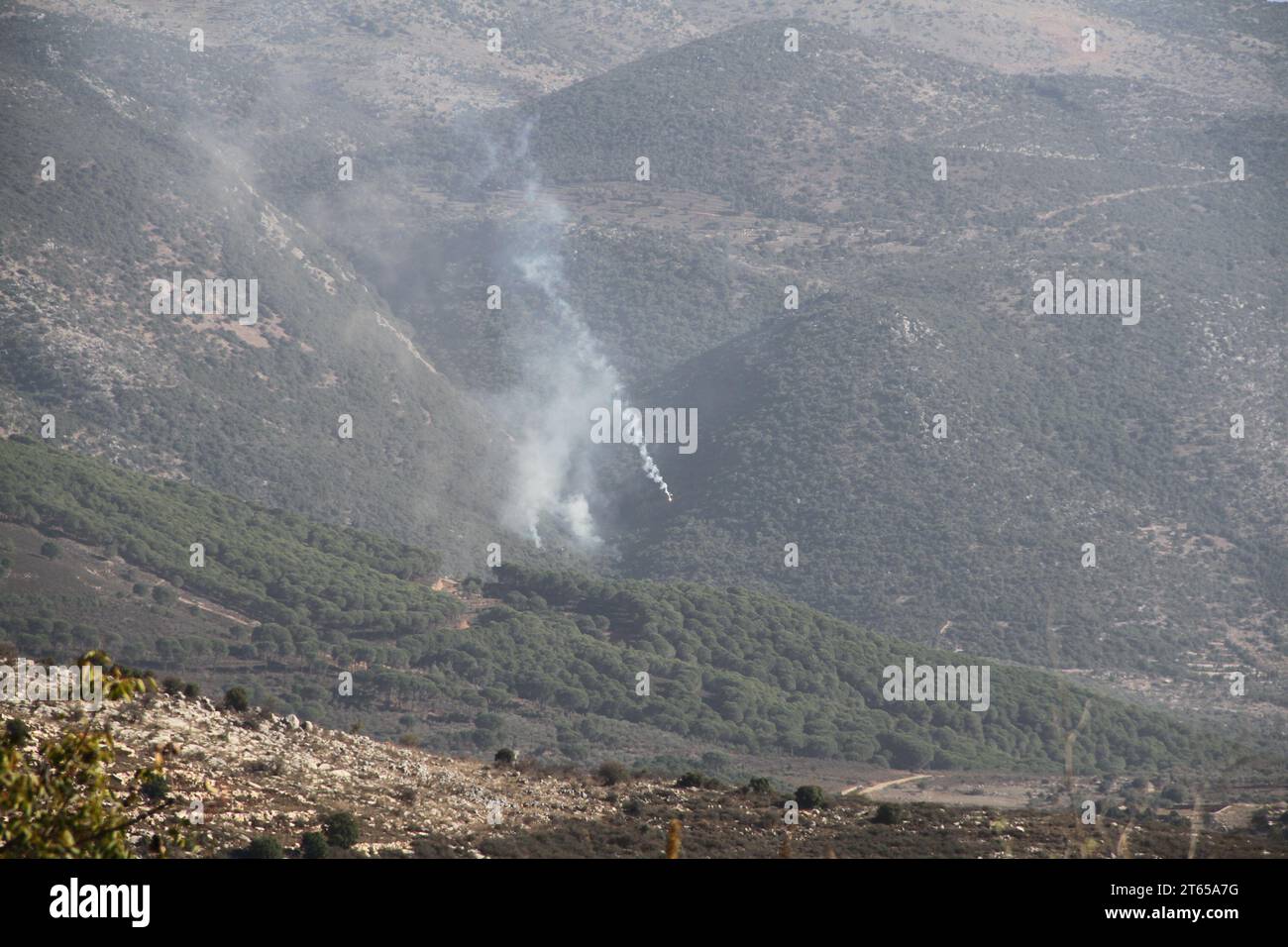 (231108) -- KAFR SHUBA (LIBANON), 8. November 2023 (Xinhua) -- Foto vom 8. November 2023 zeigt israelische Artillerieschüsse in der Nähe der Stadt Kafr Shuba, Südlibanon. Die Konfrontationen an der Grenze zwischen Libanon und Israel setzten sich am Dienstag fort, wobei zwei Hisbollah-Kämpfer getötet wurden und die Zahl der Todesopfer der schiitischen Militärgruppe auf 68 erhöht wurde. An der Grenze zwischen Libanon und Israel nahmen die Spannungen einen Monat lang zu, nachdem die libanesische bewaffnete Gruppe Hisbollah am 8. Oktober Dutzende von Raketen auf die Schebaa-Farmen abfeuerte, um die Angriffe der Hamas auf Israel am Vortag zu unterstützen, was die israelischen Streitkräfte zur Reaktion veranlasste Stockfoto
