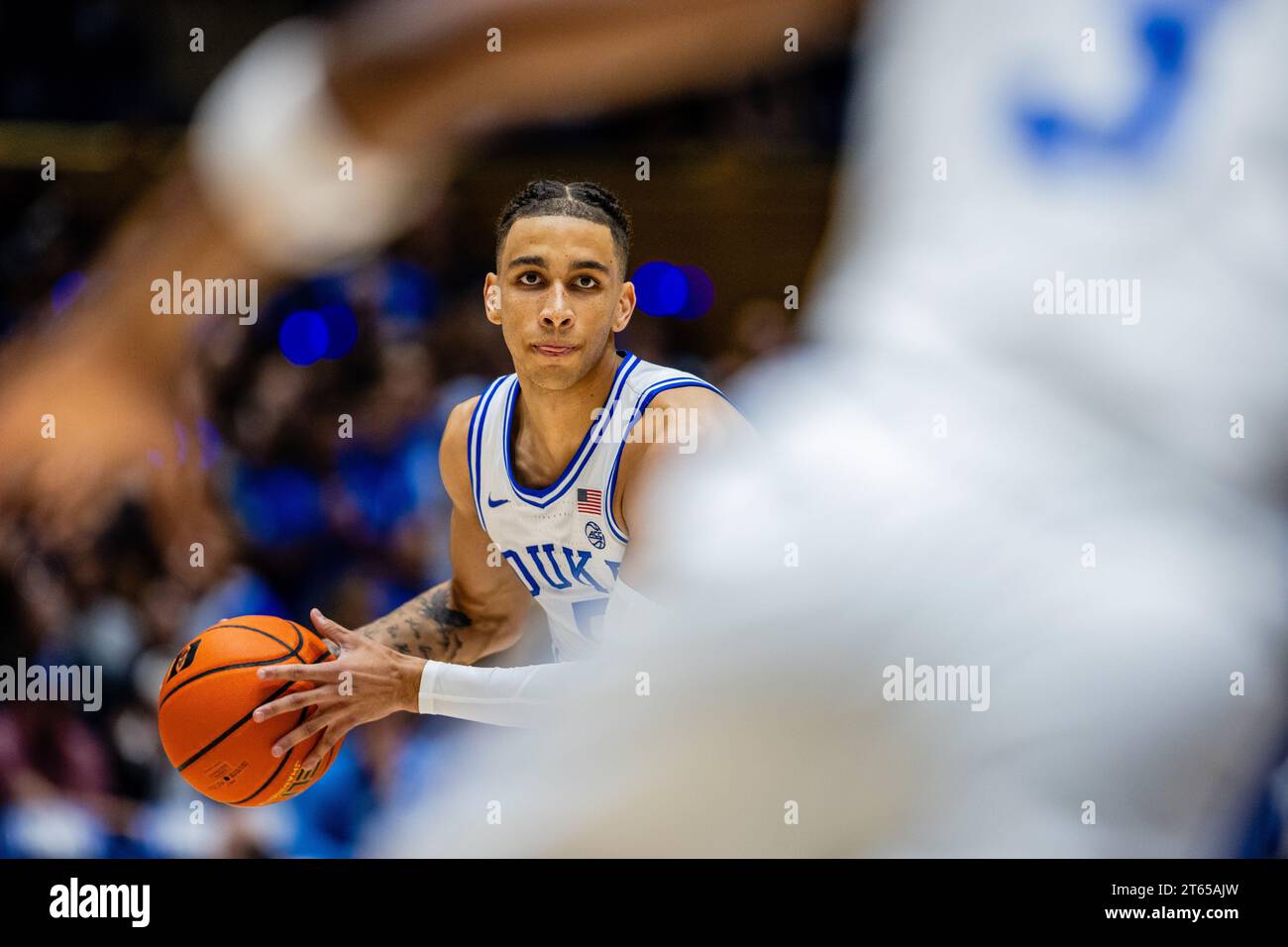 1. November 2023: Duke Blue Devils Tyrese Proctor (5) mit dem Ball während der ersten Hälfte des NCAA-Basketballspiels gegen die Pembroke Braves im Cameron Indoor in Durham, NC. (Scott Kinser/Cal Sport Media) Stockfoto