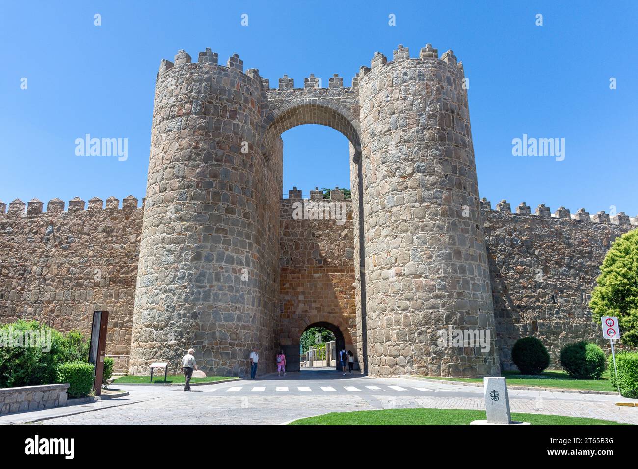 Mittelalterliche Puerta de San Vicente und Stadtmauern, Calle de López Núñez, Ávila, Kastilien und León, Königreich Spanien Stockfoto