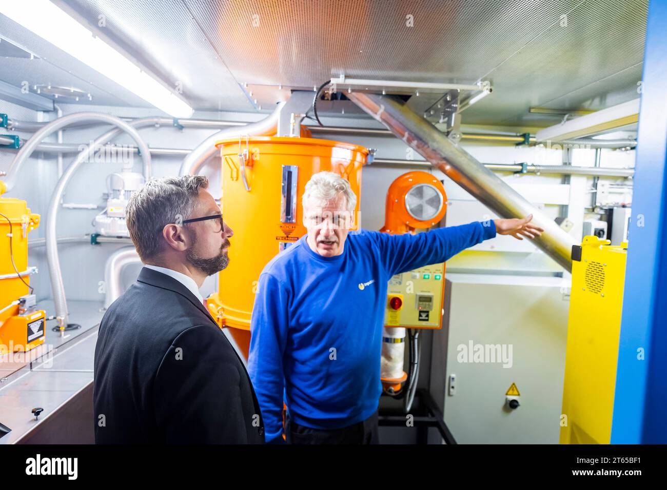 Impulstec GmbH Sachsen Wirtschaftsminister Martin Dulig betrachtet die Rückgewinnung von Rohstoffen. Die Firma mit Sitz in Radebeul ist ein HighTech-Unternehmen, welches sich auf die Entwicklung und den Bau von Schockwellenzerkleinerungsanlagen spezialisiert hat. In den letzten Jahren konnte die innovative Trenntechnologie auf verschiedene Industriematerialien appliziert werden. Mit seiner hohen Flexibilität ermöglicht die Schockwellentechnologie der ImpulsTec GmbH die individuelle Anpassung des Zerkleinerungsprozesses an die jeweilige Trennanforderung sowie Qualitätsanforderungen der Kunden. Stockfoto