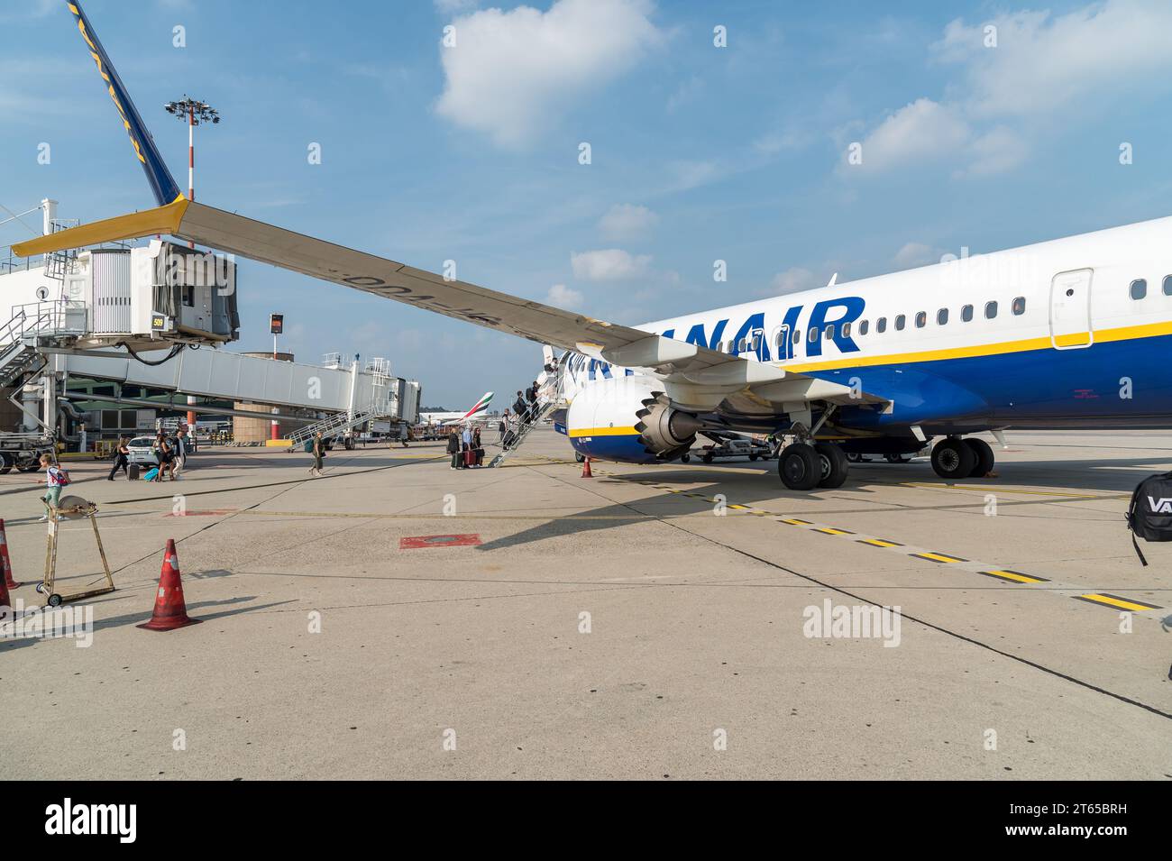 Ferno, Mailand-Malpensa, Italien - 3. Oktober 2023: Fluggäste der Billigfluggesellschaft Ryanair auf dem Flughafen Mailand-Malpensa Te Stockfoto