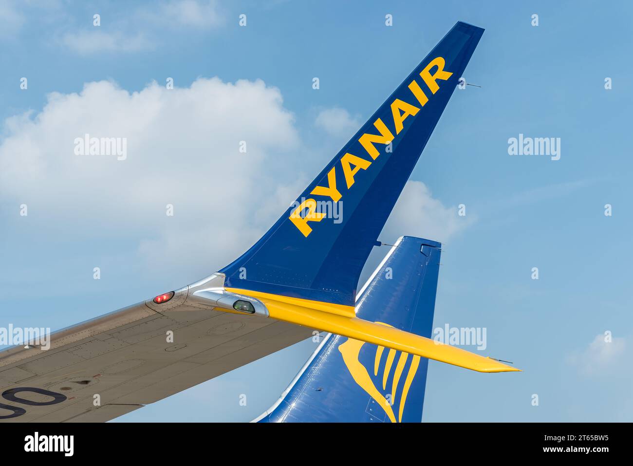 Ferno, Mailand-Malpensa, Italien - 3. Oktober 2023: Ansicht des Flugzeugflügels Ryanair mit gelbem und blauem Logo auf dem internationalen Flughafen Mailand-Malpensa. Stockfoto