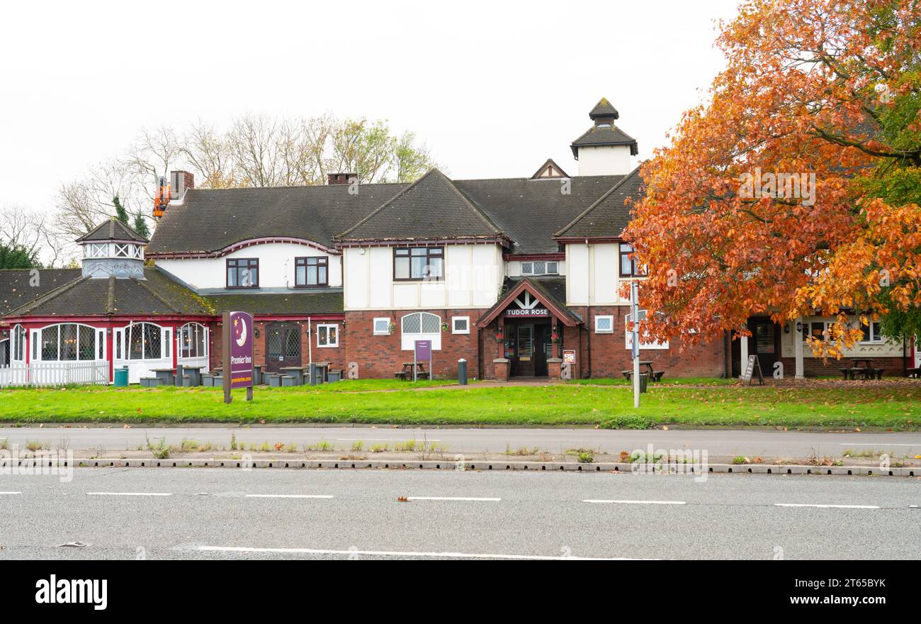The Tudor Rose, Two Mills, in der Nähe von Chester, Ein Premier Inn und Brewers Fayre. Bild im November 2023. Stockfoto