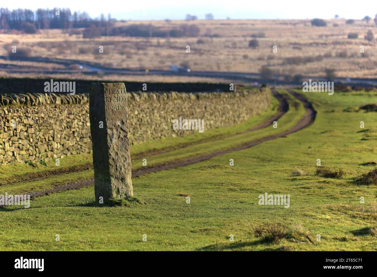 Old Sheffield Road Marker, der die Old Sheffield Road in der Nähe der New Sheffield Road und der Clodhall Lane in Derbyshire anzeigt Stockfoto