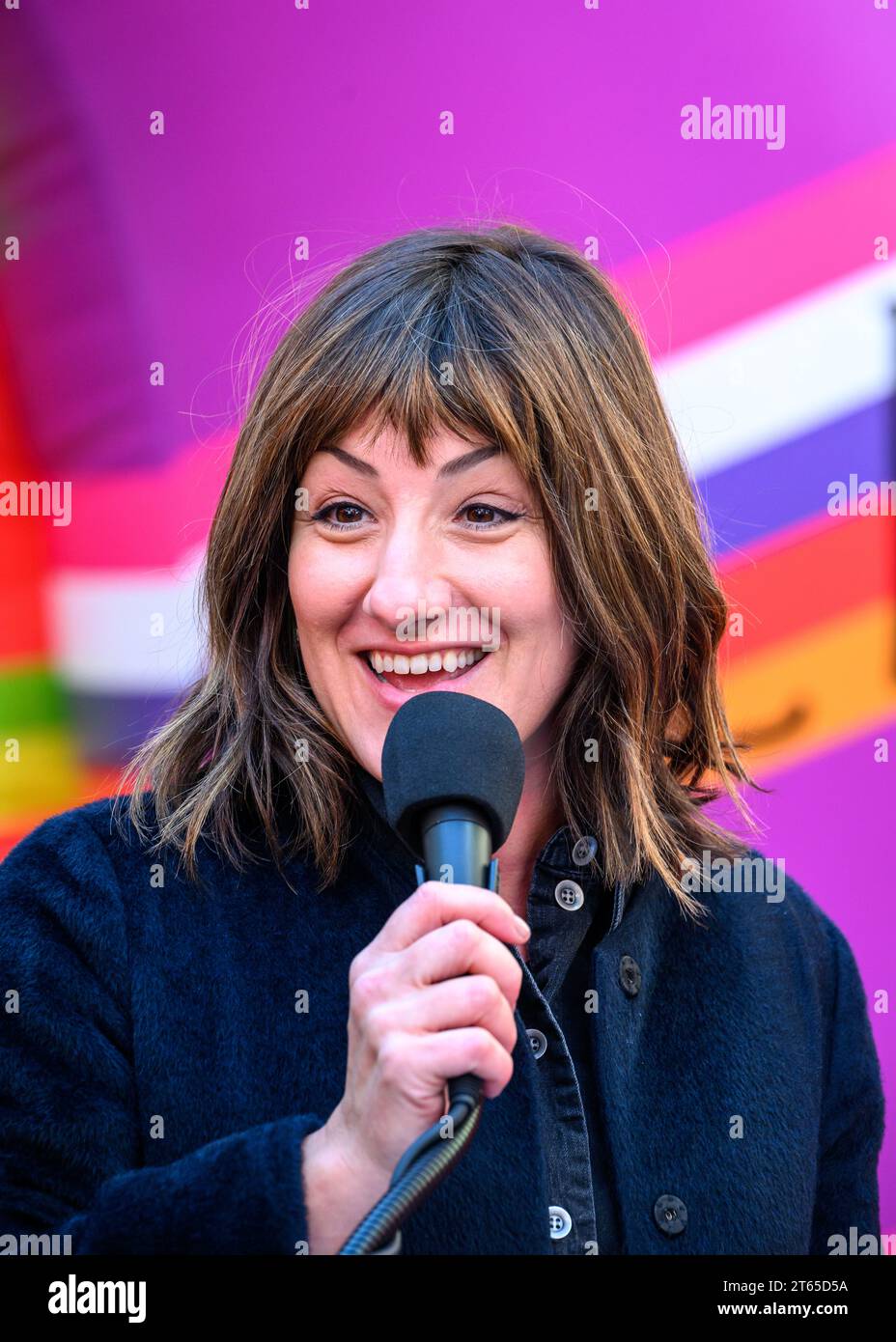 New York, USA. , . Jean Cooney, künstlerischer Leiter der Times Square Alliance, spricht während der Enthüllungszeremonie der argentinischen Konzeptpop-Künstlerin Marta Minujín, die „Skulptur der Träume“ auf dem Times Square installiert. Die lebendige, großformatige, 16-teilige aufblasbare Skulptur in den charakteristischen Streifen der Künstlerin ist Minujín erste öffentliche Skulptur in New York City in ihrer 60-jährigen Karriere und wird zusammen mit der großen Ausstellung des Jüdischen Museums über ihre Arbeit, Marta Minujín: Arte! Arte! Arte!, Eröffnung am 17. November. Quelle: Enrique Shore/Alamy Live News Stockfoto