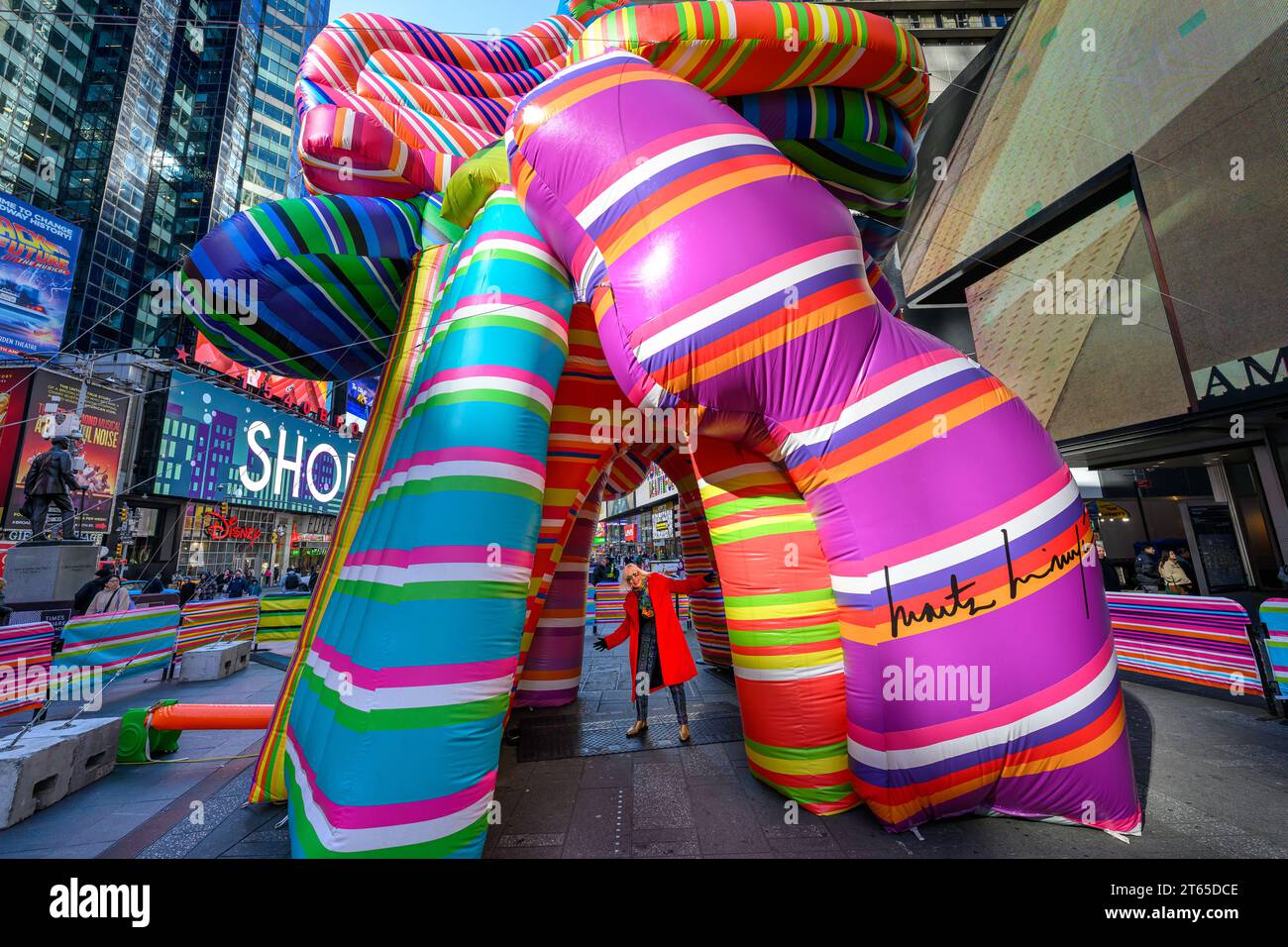 New York, USA. , . Die argentinische konzeptionelle Popkünstlerin Marta Minujín, 80, posiert neben ihrer Installation „Sculpture of Dreams“ auf dem Times Square. Die lebendige, großformatige, 16-teilige aufblasbare Skulptur in den charakteristischen Streifen der Künstlerin ist Minujín erste öffentliche Skulptur in New York City in ihrer 60-jährigen Karriere und wird zusammen mit der großen Ausstellung des Jüdischen Museums über ihre Arbeit, Marta Minujín: Arte! Arte! Arte!, Eröffnung am 17. November. Quelle: Enrique Shore/Alamy Live News Stockfoto