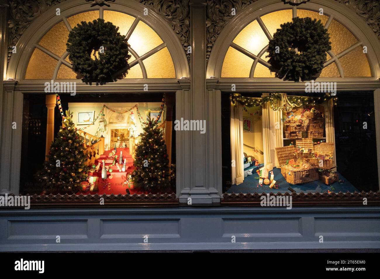 Fortnum & Mason Christmas 2023 Fensterdisplay, Piccadilly, Mayfair, Zentrum von London, England, Vereinigtes Königreich Stockfoto Fortnum & Mason Christmas 2023 Fensterdisplay, Piccadilly, Mayfair, Zentrum von London, England, Vereinigtes Königreich Stockfoto