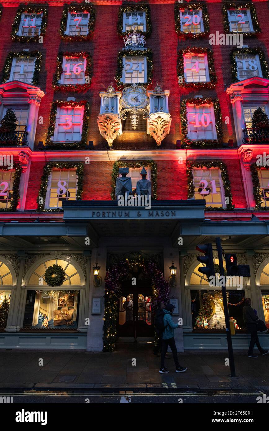 Fortnum & Mason Christmas 2023 Fensterdisplay, Piccadilly, Mayfair, Zentrum von London, England, Vereinigtes Königreich Stockfoto