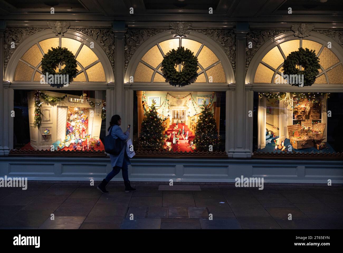 Fortnum & Mason Christmas 2023 Fensterdisplay, Piccadilly, Mayfair, Zentrum von London, England, Vereinigtes Königreich Stockfoto Fortnum & Mason Christmas 2023 Fensterdisplay, Piccadilly, Mayfair, Zentrum von London, England, Vereinigtes Königreich Stockfoto