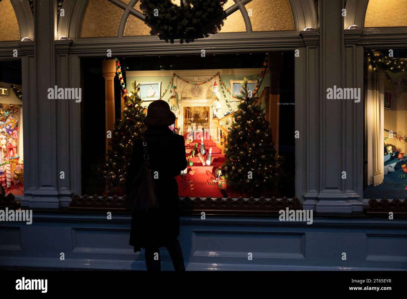 Fortnum & Mason Christmas 2023 Fensterdisplay, Piccadilly, Mayfair, Zentrum von London, England, Vereinigtes Königreich Stockfoto Fortnum & Mason Christmas 2023 Fensterdisplay, Piccadilly, Mayfair, Zentrum von London, England, Vereinigtes Königreich Stockfoto