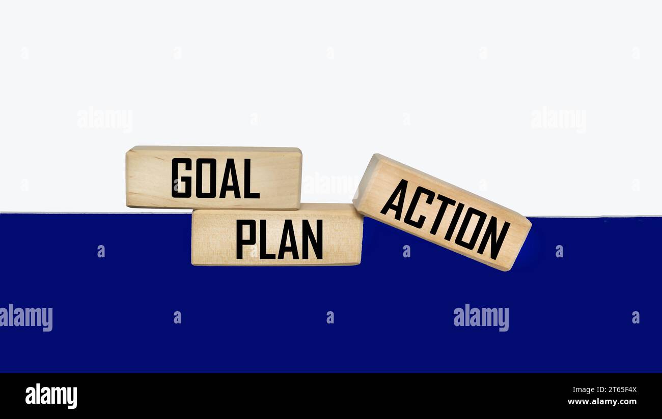 Holzblöcke mit TEXTZIEL, PLAN und AKTION auf blauem und weißem Hintergrund Auflösung, Strategie, Entscheidung, Ziel, Geschäft und Neujahrskonzept Stockfoto