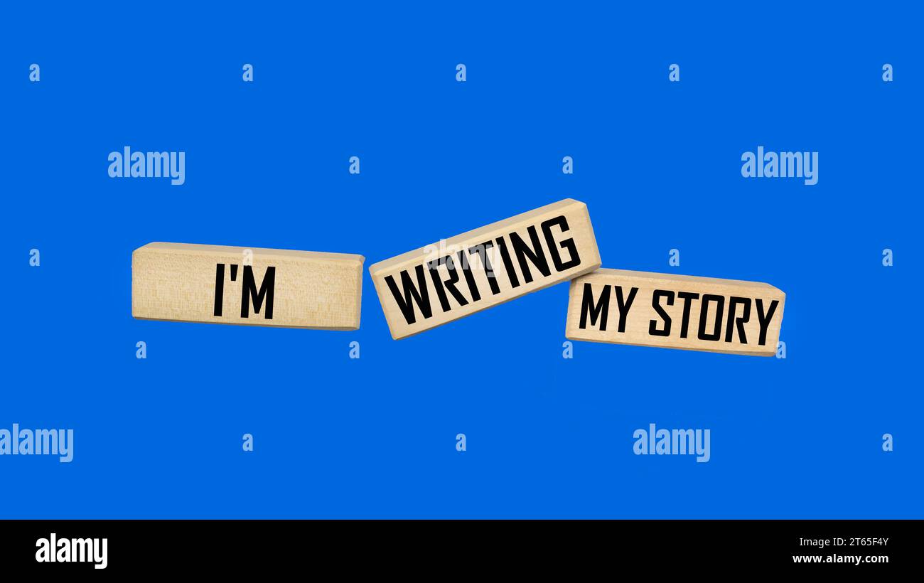 Ich schreibe meine Geschichte. Nachricht auf Holzblöcken und blauem Hintergrund Stockfoto
