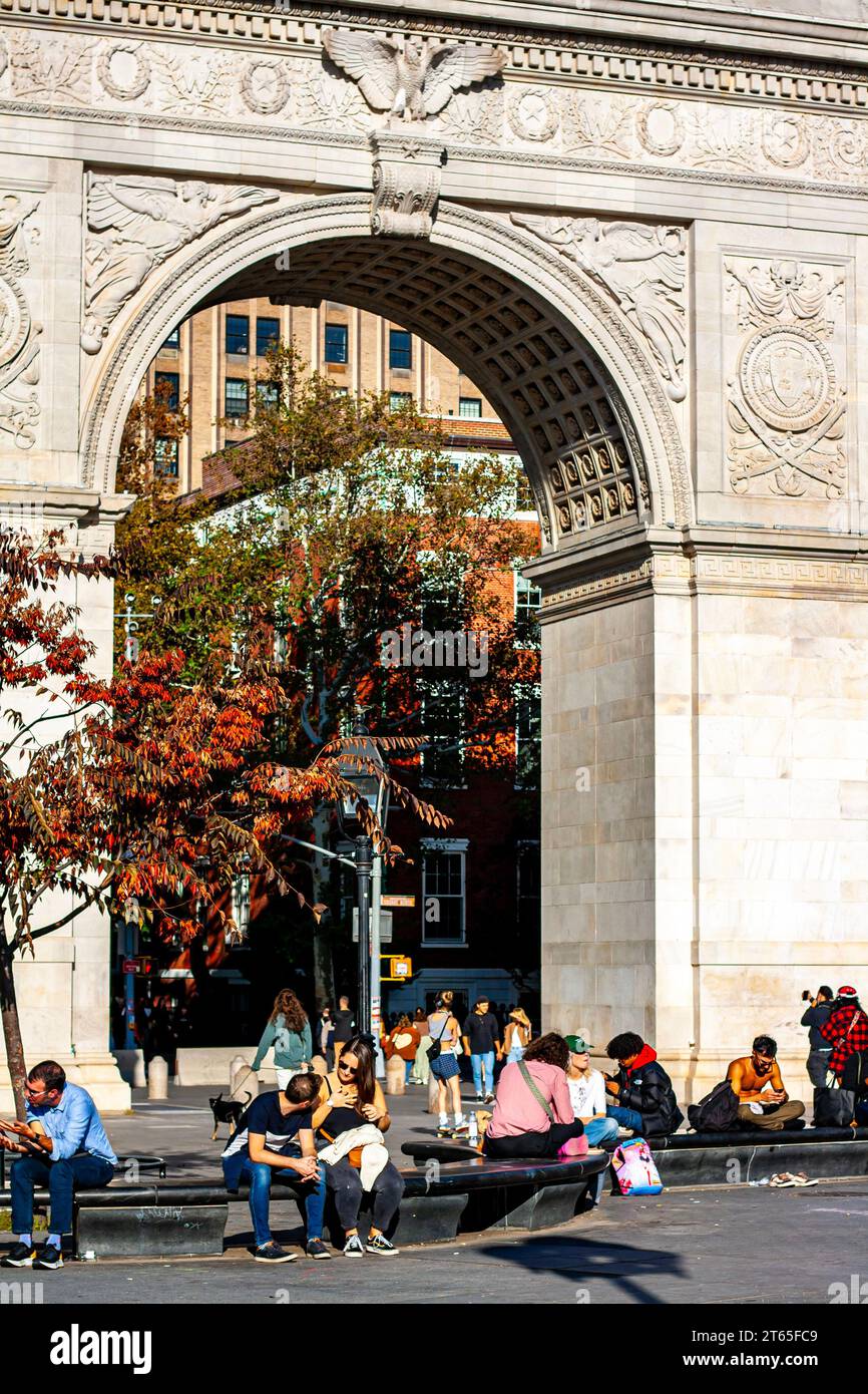 Menschen am Washington Square Park Arch, Manhattan, New York City Stockfoto