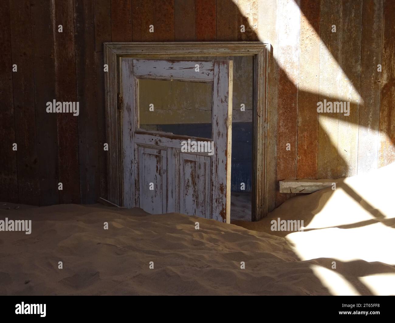 Die farbenfrohen Türen und Mauern der verlassenen Stadt Kolmanskop in der Nähe von Luderitz, Namibia Stockfoto